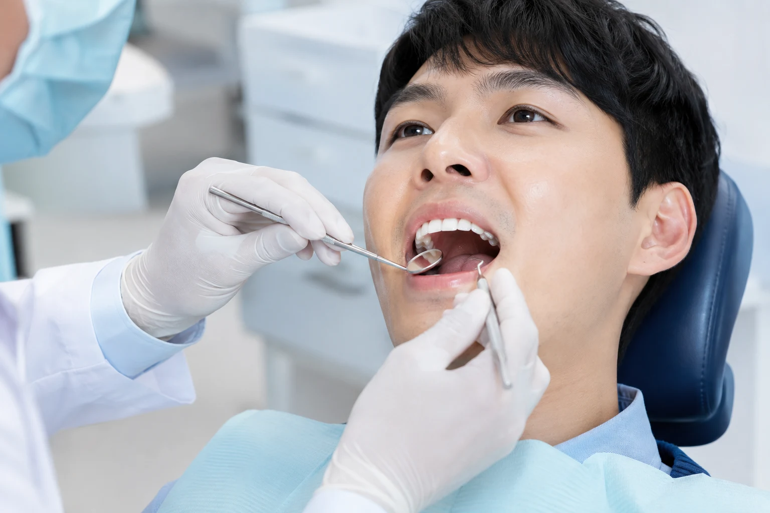 치과에서 구강 검진을 받는 장면
